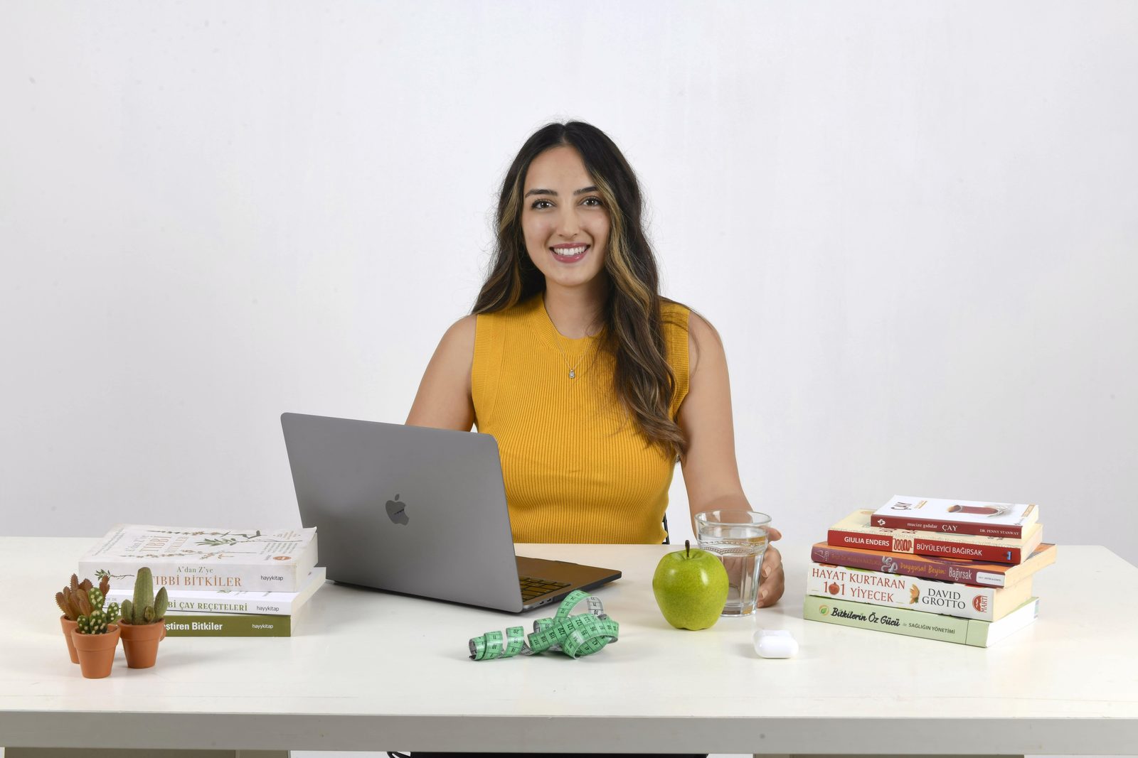 Uzman Diyetisyen Elif Keloğlu çalışma masasında